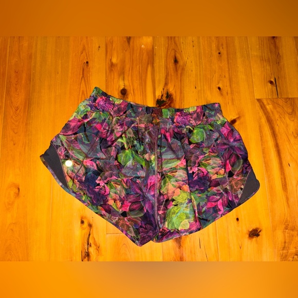 Lululemon hotty hot 2.5” shorts - Picture 2 of 3